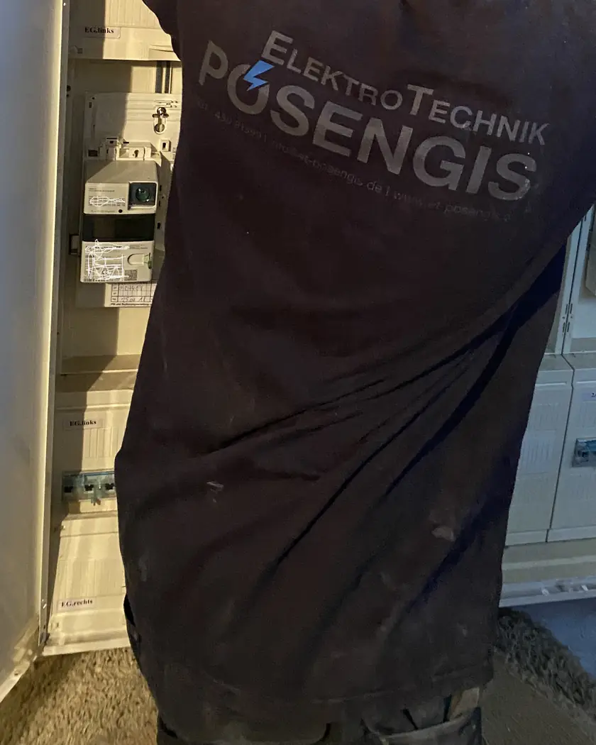 Monteur von ElektroTechnik Posengis bei der Störungssuche am Zählerschrank eines Mehrfamilienhauses