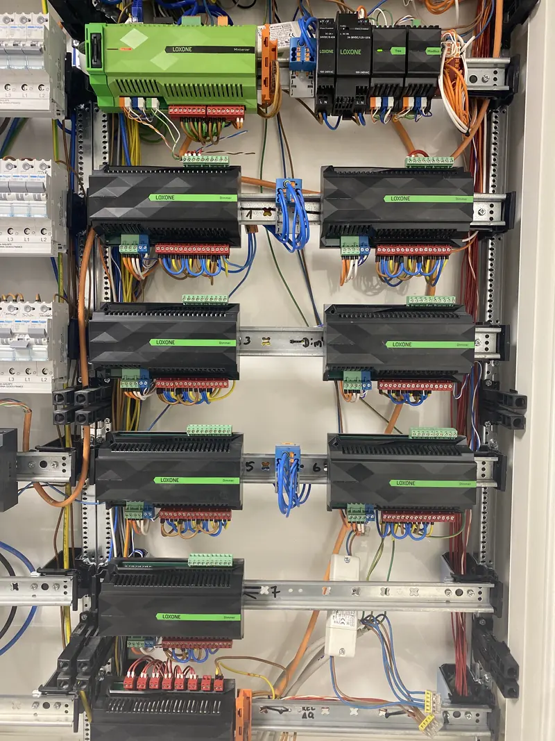 Verteiler mit Loxone Miniserver und mehreren Loxone-Dimmer-Modulen für die Lichtsteuerung eines Büros