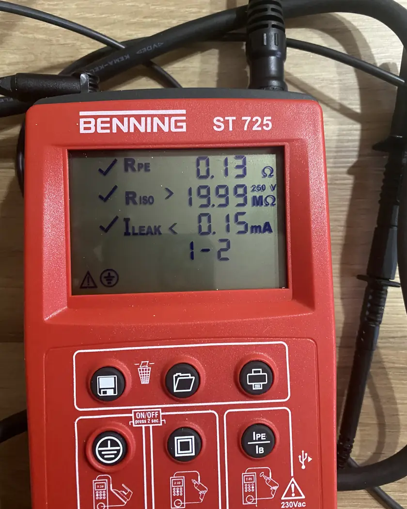 Gerätetester Benning ST 725 mit bestandener Prüfung: Schutzleiterwiderstand 0,13 Ohm, Isolationswiderstand über 19,99 Megaohm, Ableitstrom unter 0,15 Milliampere