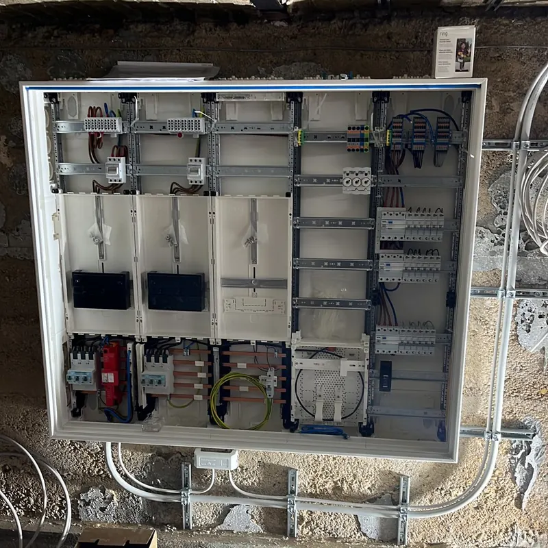 Neu installierter Zählerschrank mit drei Zählerplätzen, Hauptleitungsschutz, Überspannungsschutz und Verteilerfeld – Zählerschrank-Erneuerung durch ElektroTechnik Posengis