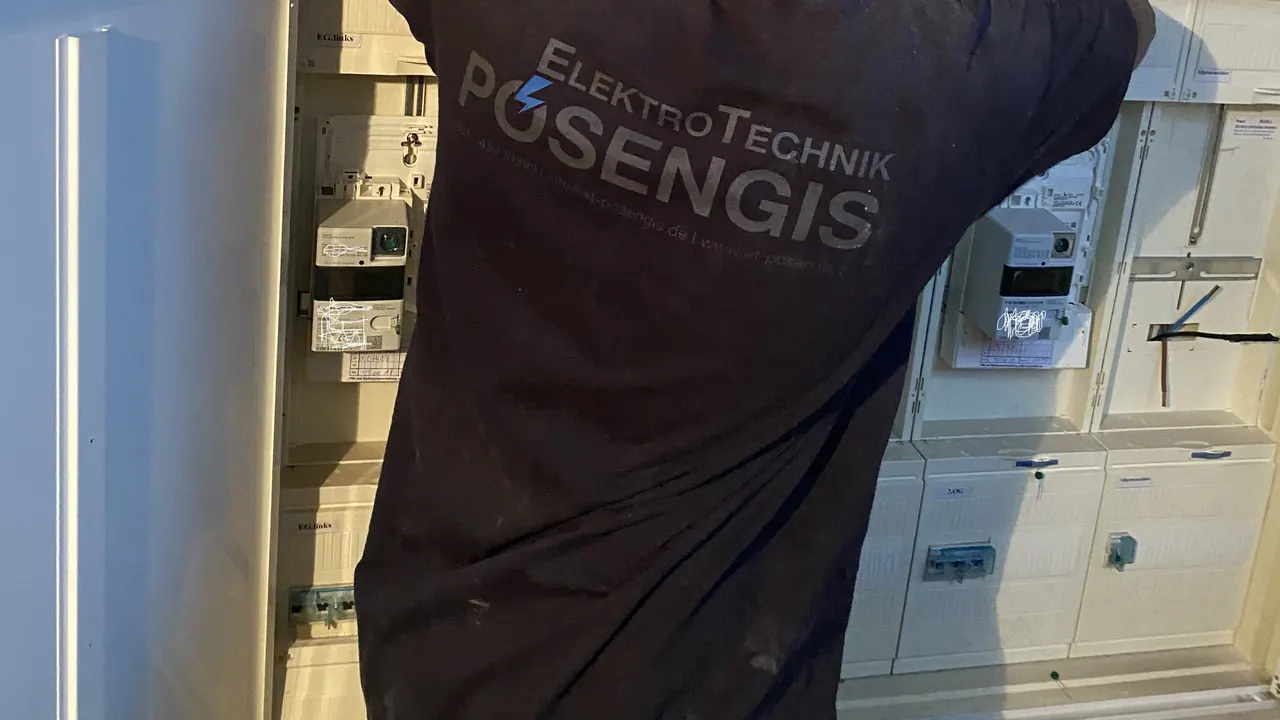 Elektromeister von ElektroTechnik Posengis prüft die Zähleranlage eines Mehrfamilienhauses in Köln vor der Wallbox-Installation