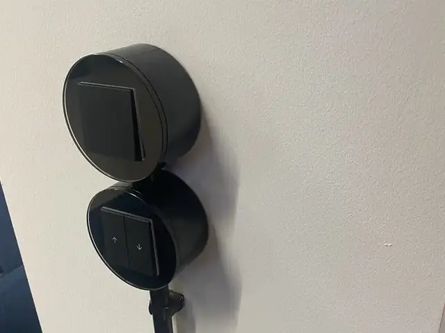 Schwarze Aufputz-Designschalter an einer Säule im Büro