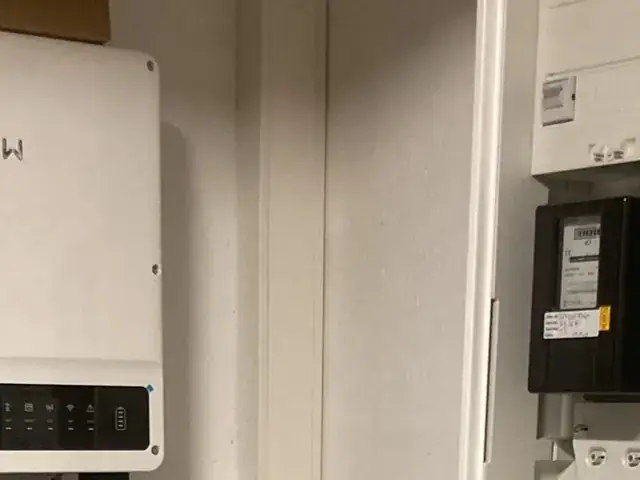 Hybrid-Wechselrichter und Batteriespeicher neben dem Zählerschrank