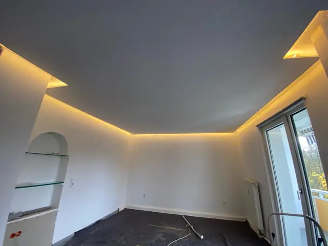 Indirekte LED-Beleuchtung in einer umlaufenden Deckenvoute