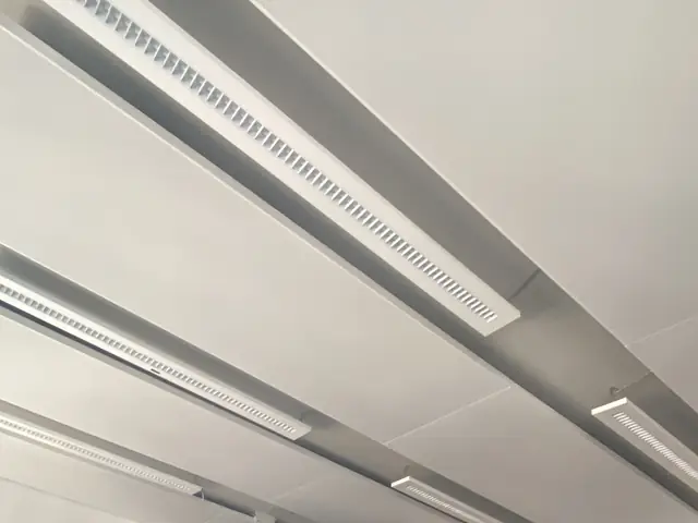 LED-Lichtbänder an der Decke eines Büros