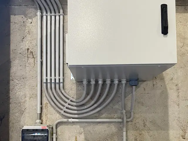 Wandverteiler für Netzwerktechnik und CEE-Steckdosenverteiler in Aufputz-Rohrinstallation