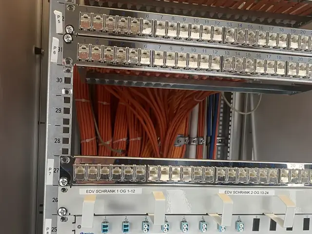 Netzwerkschrank mit Patchpanels und sauber geführten Netzwerkkabeln im Büro