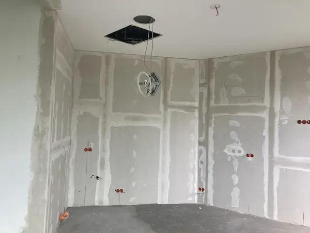 Rohbau mit Deckenauslass und Schalterdosen vor dem Verputzen