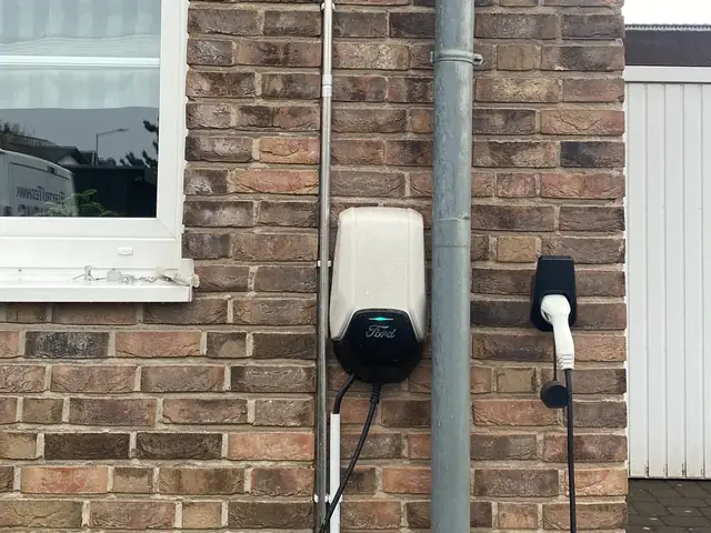 Wallbox an einer Klinker-Außenwand mit Aufputz-Leitungsführung