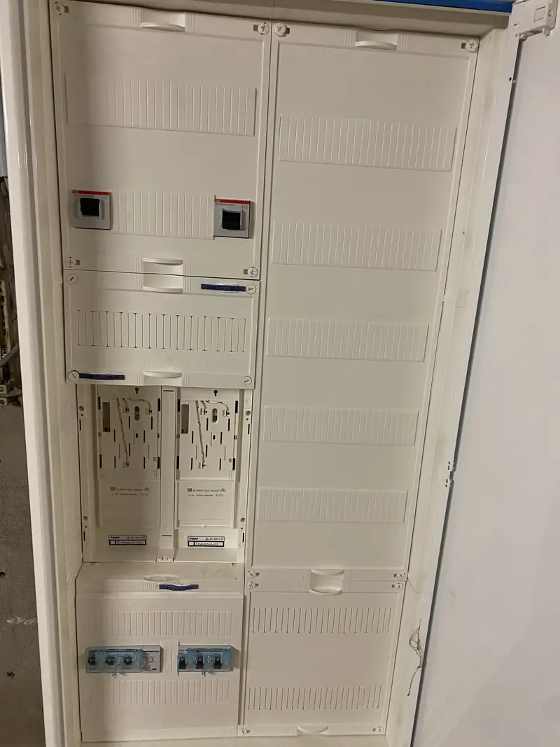 Neu montierter Zählerschrank mit zwei vorbereiteten Zählerplätzen, Verteilerfeld und Reserveflächen