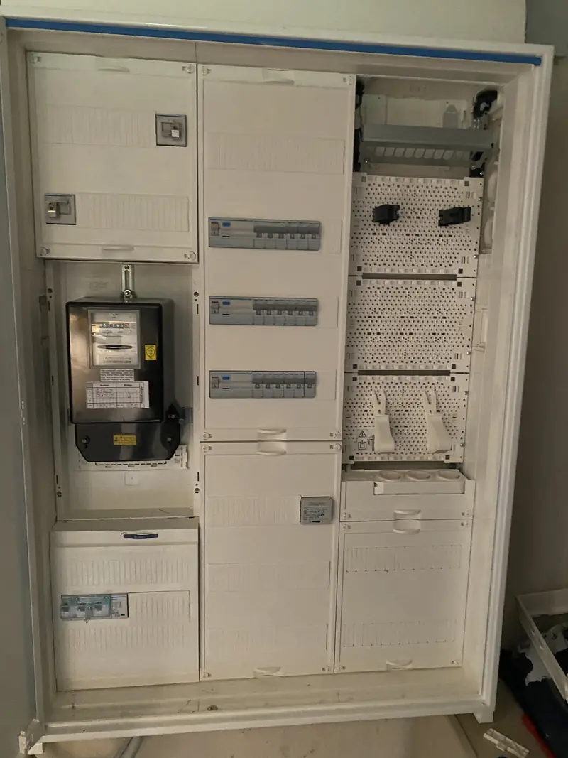 Neuer Zählerschrank mit Zählerfeld, drei FI/LS-Gruppen im Verteilerfeld und einem Multimediafeld für Router und Netzwerk